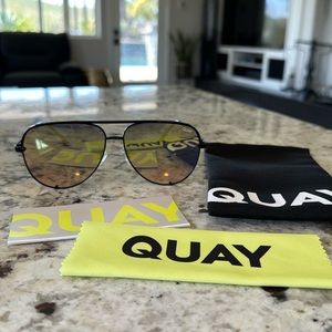 Quay high key mirrored lenses black frame worn one time